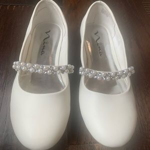Nina girls shoe size: 4.5